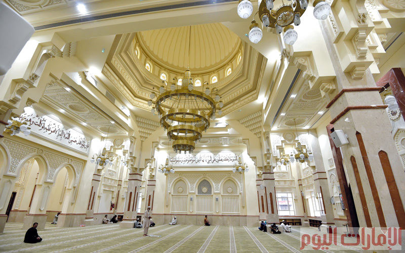 وهو مزيّن من الداخل بمشربيات خشبية مزيّنة بالطرز الإسلامية، أما اللوحات القرآنية الداخلية فكتبت بخط الثلث العربي، وفرشت أرضية المسجد بالسجاد الأخضر البارد، لإضفاء طابع خاص لها، كما أن المسجد يتسع لـ800 مصلٍّ.