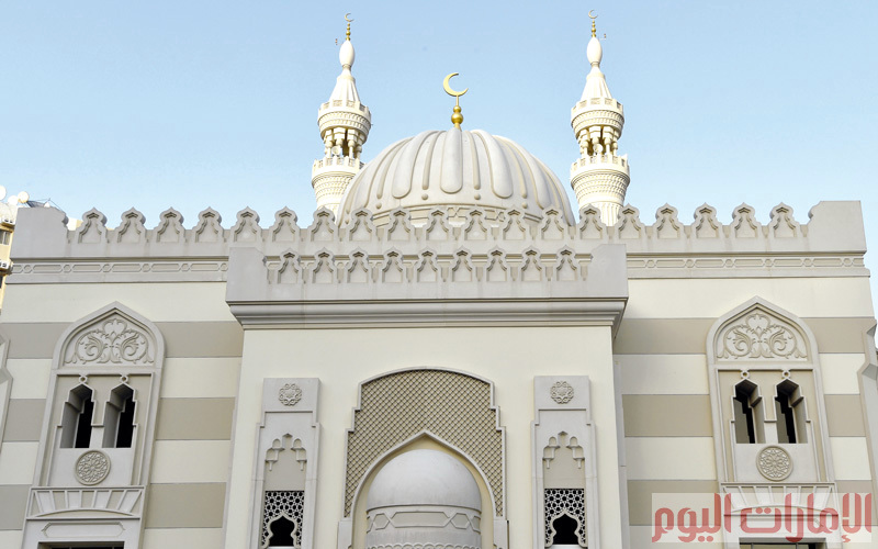 يقع مسجد فاطمة الزهراء، رضي الله عنها، بمنطقة ميسلون في الشارقة، حيث صمم المسجد على الطراز الفاطمي، الذي يعتمد في تصميمه كمية كبيرة من الحجارة. المميز في تصميم المسجد من الخارج هو التدرّج اللوني بين الرملي الفاتح والغامق