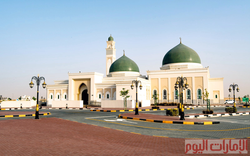 يتميز مسجد الإمام ابن الجزري، الكائن في منطقة السيوح بالشارقة، بقبابه الخضراء، التي تعلوها مأذنة مربعة التصميم. والمميز في تصميم المسجد هو سقف متوسط الارتفاع، والمسجد مفروش بسجاد أزرق كاحل جميل
