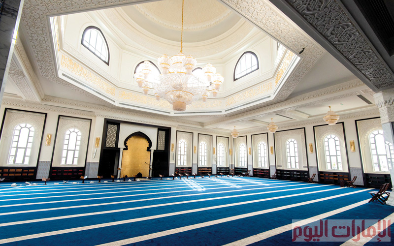 وتتدلى من قبته ثريا مطعّمة ببلورات بديعة، كما زيّنت جدران المسجد من الداخل بفسيفساء ذات تصميم إسلامي نباتي. ومن أهم مرافق المسجد مكتبة دينية تحتوي على موسوعات دينية ودراسات في مجال الفقه والسيرة النبوية الشريفة.
