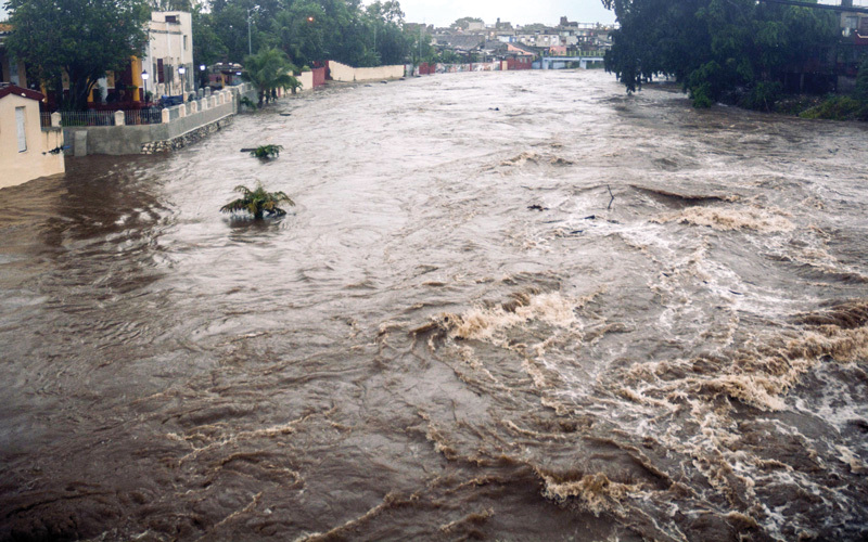 فيضان أحد الأنهار الكوبية عقب العاصفة «ألبرتو». أ.ف.ب