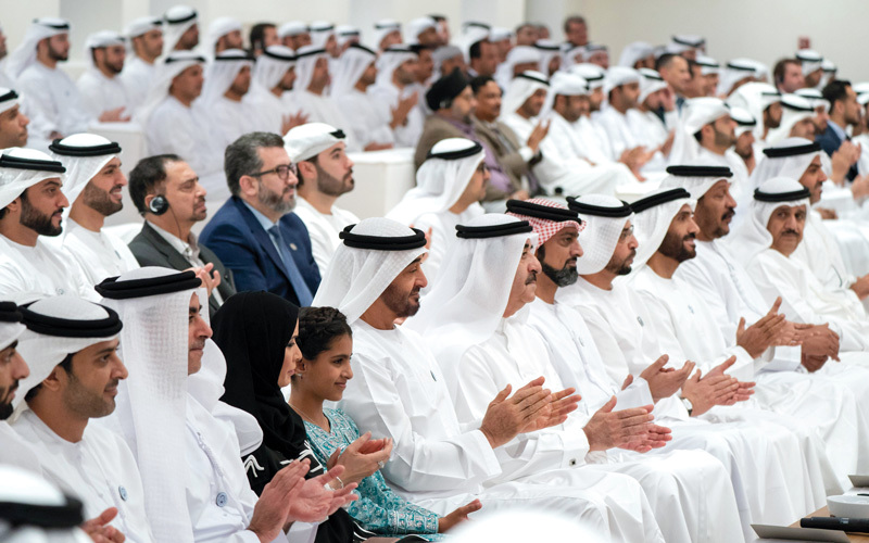 محمد بن زايد وسعود المعلا خلال المحاضرة الرابعة لمجلس ولي عهد أبوظبي الرمضاني. وام