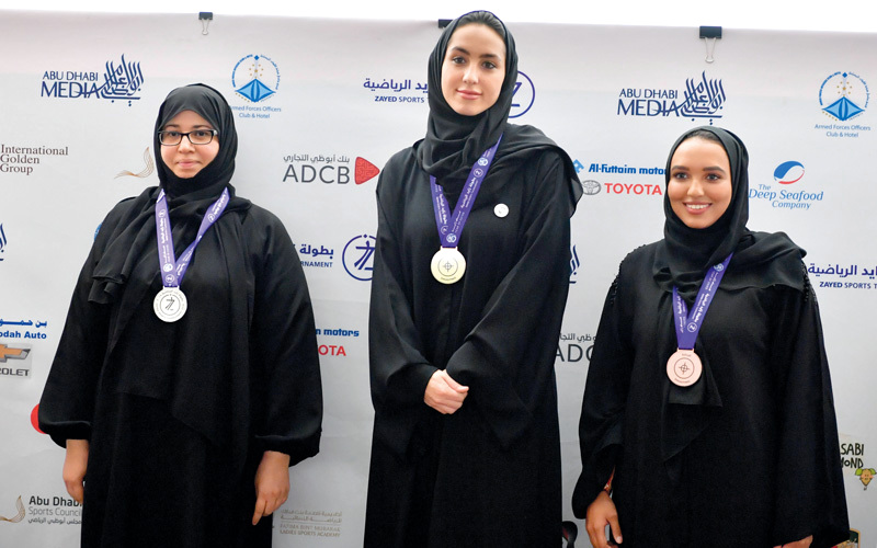 شيرينا البلوشي وأمل الهاملي ونورة جمال على منصّة تتويج بطلات الرماية. من المصدر