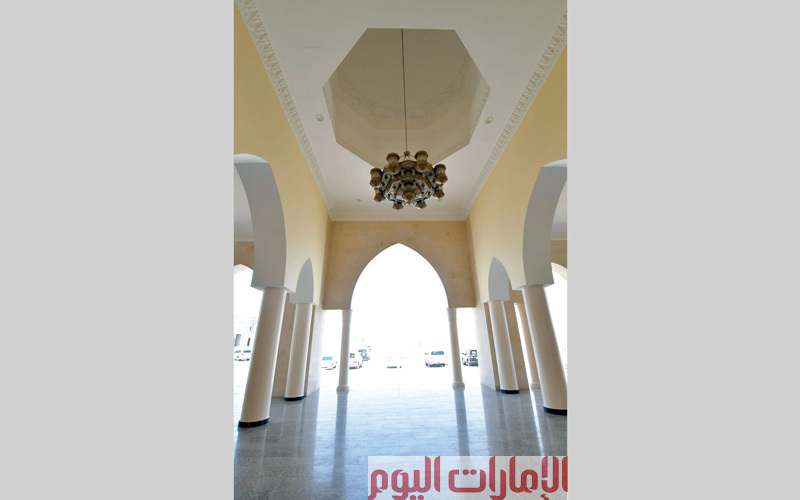 تجسّد الجوامع والمساجد في الإمارات معاني الرحمة والمحبة، وفي شهر رمضان يتولى أكثر من 5000 مسجد نشر العلم والحضارة، ورسالة التسامح والأمان، كبيوت للهداية والإنسانية، وصروح معمارية وجمالية تنهض علامة على السكينة والاطمئنان.

كاميرات «الإمارات اليوم» ترصد لقطات اندماج الروحي بالجماليّ، والتجلّي الإنساني، «في بيوت أذن الله أن ترفع ويذكر فيها اسمه يسبح له فيها بالغدو والآصال».