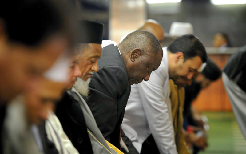 يشارك المسلمين في صلاة المغرب. غيتي