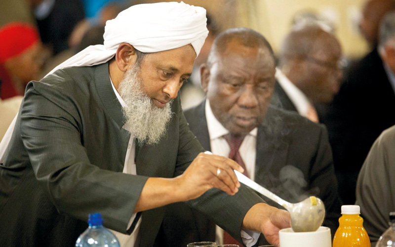 رئيس جنوب إفريقيا يشارك المسلمين إفطار رمضان
