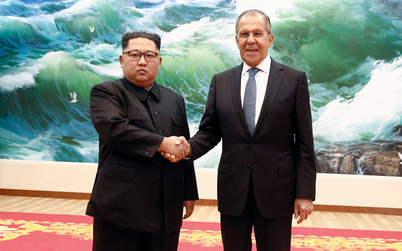 لافروف يلتقي زعيم كوريا الشمالية ويدعوه لزيارة موسكو