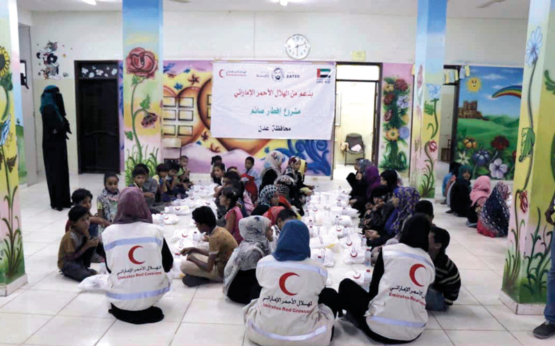 «الهلال» تنظم إفطاراً لطلبة مركز حماية الطفل في عدن.. و500 وجبة إفطار يومياً في تعز