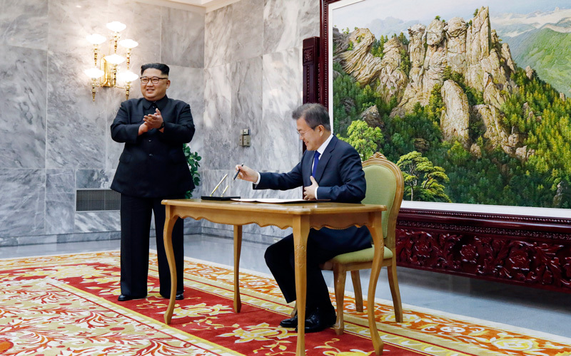 خلال اجتماع مون مع كيم في الجزء الشمالي من المنطقة المنزوعة السلاح.  أ.ب