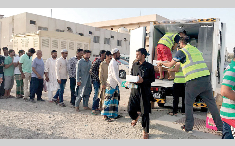 شرطة دبي توزع 4000 وجبة إفطار على العمال