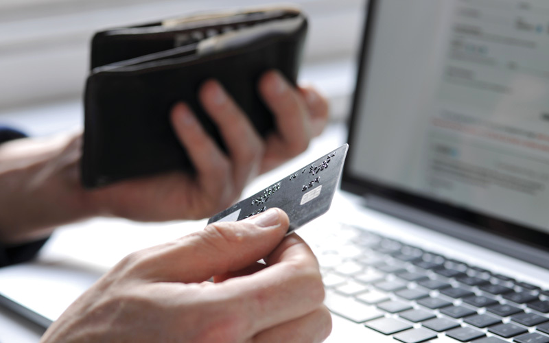 توقعات نمو كبيرة لقطاع التجارة الإلكترونية مع تحوّل المتعاملين للشراء عبر تطبيقات الهواتف الذكية ومواقع الإنترنت. أرشيفية