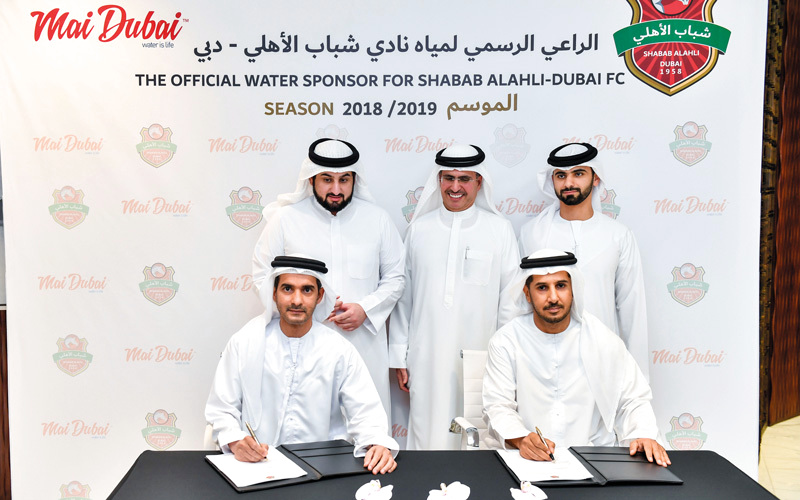 أحمد بن محمد خلال حضوره تجديد عقود الرعاية بحضور منصور بن محمد. وام