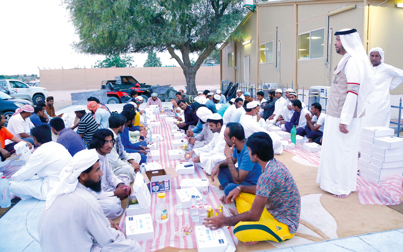 «كهرباء الشارقة» توزّع 24 ألف وجبة إفطار صائم