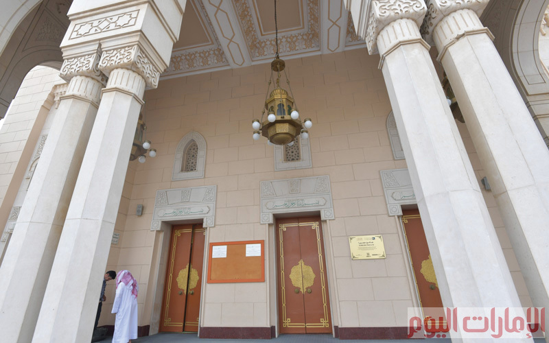 أما من الداخل فهو مزيّن بزخارف نباتية، والأعمدة مزيّنة بالرخام الأبيض، وسقف المسجد مزيّن بتصاميم إسلامية زرقاء اللون، وفرش المسجد بالسجاد الأخضر، وهو يتسع لـ1300 مصلٍ.