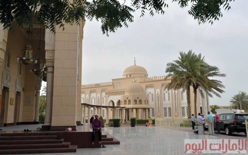 بُني مسجد جميرا الكبير في عام 1975 على نفقة، المغفور له، الشيخ راشد بن سعيد آل مكتوم