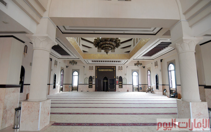 ويتميز المسجد من الخارج بطراز إسلامي معاصر، أما من الداخل فتمّت إضافة أحجار الرخام المصقول مع تصاميم خشبية للنوافذ والمئذنة