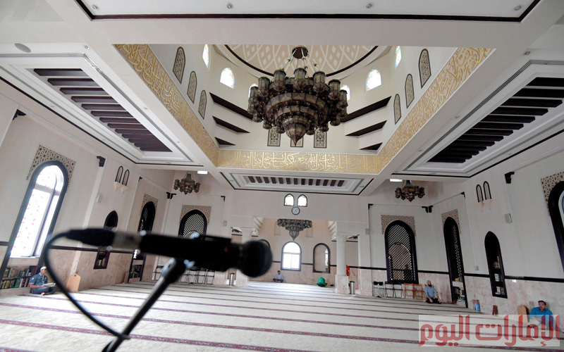 وتتدلى من وسط القبة ثريا، ويتزيّن داخل القبة بآيات قرآنية.