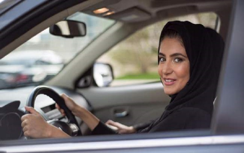 السعودية.. بدء إصدار رخص قيادة سيارات للنساء
