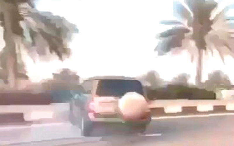 شاب توفي دهساً الجمعة الماضي في مدينة العين أثناء تسابق سائقين بسيارتيهما.

من المصدر