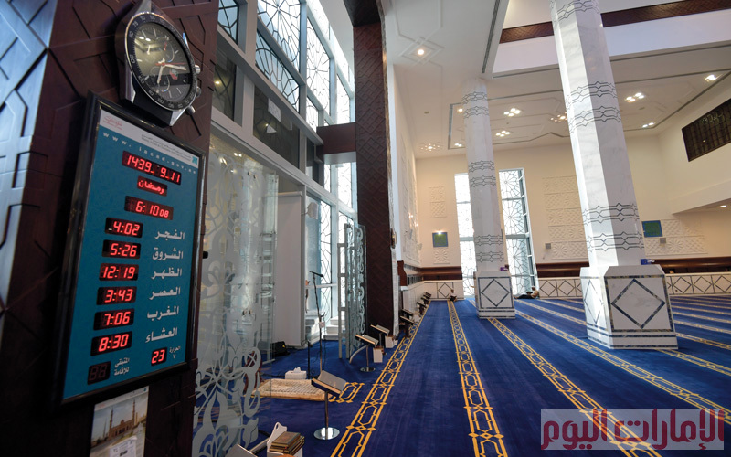 وهو يتميز بقبة ومآذن زجاجية زرقاء اللون، ومن الداخل بُنيت الجدران والأعمدة من الرخام الأبيض الناصع مع نقوش إسلامية معاصرة، وفُرشت الأرضية بسجاد أزرق كلون البحر الهادئ،