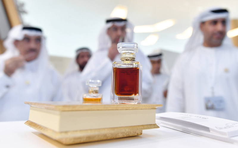 أحد العطور مزيج من الزعفران والزهور.. وآخر مكون من العود.  تصوير: باتريك كاستيلو