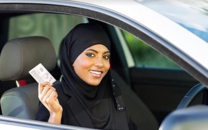 بالصور.. سعوديات ينشرن صورهن مع رخص القيادة