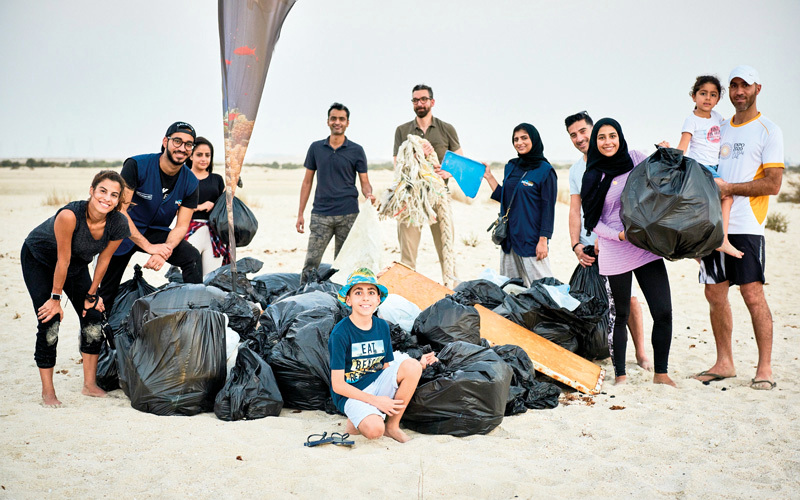 «إكسبو 2020 دبي» يشارك في تنظيف شاطئ جبل علي