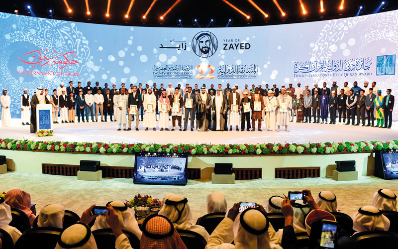 أحمد بن محمد يتوسّط الفائزين بالجائزة.

وام