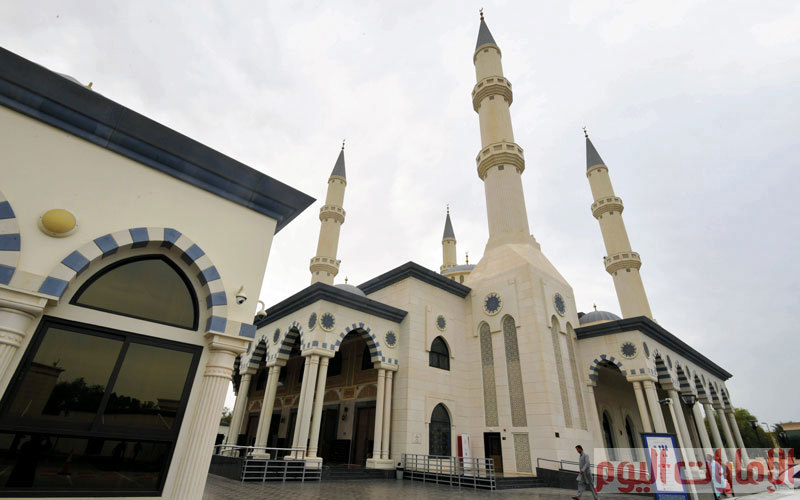 يتميز مسجد عمر بن الخطاب في دبي، باللون الأزرق البديع، وقد بُني المسجد على الطراز العثماني من الخارج