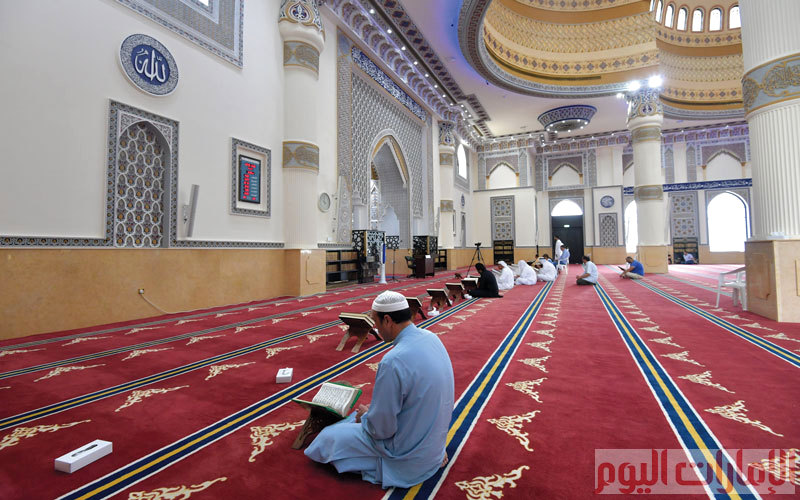 أما من الداخل فدمج الطراز التركي مع المغربي، وهو أكبر مساجد الإمارة، وأقامت الشؤون الإسلامية والعمل الخيري في دبي المسجد في منطقة الصفاء، ويحتوي على 21 قبة وأربع مآذن.