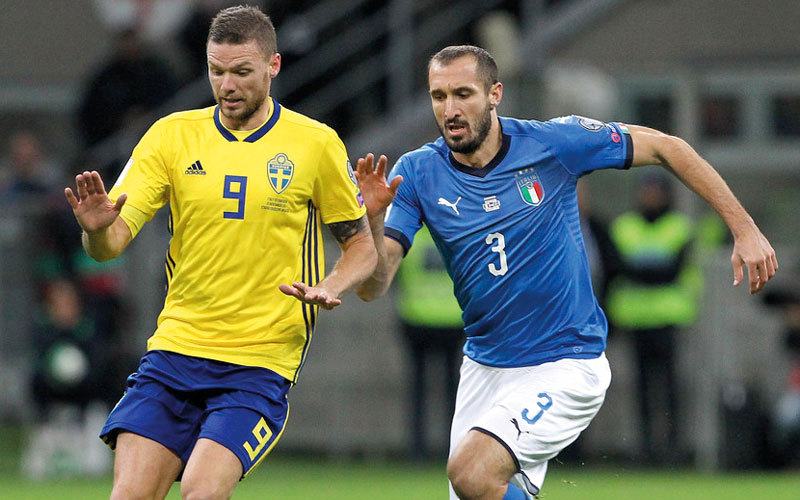 السويدي بيرغ في حوار على الكرة مع المدافع الإيطالي كيليني. من المصدر