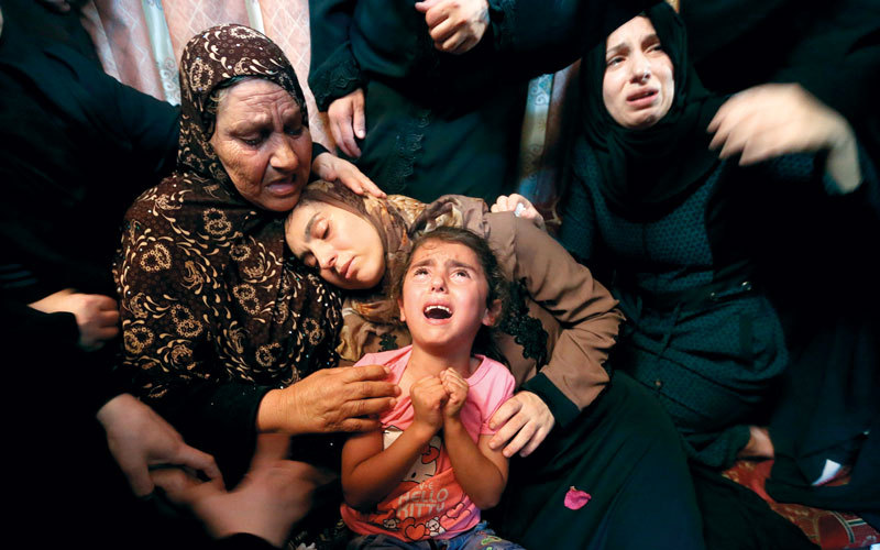 أقارب شهداء &laquo;مليونية القدس&raquo; خلال تشييعهم في غزة. رويترز