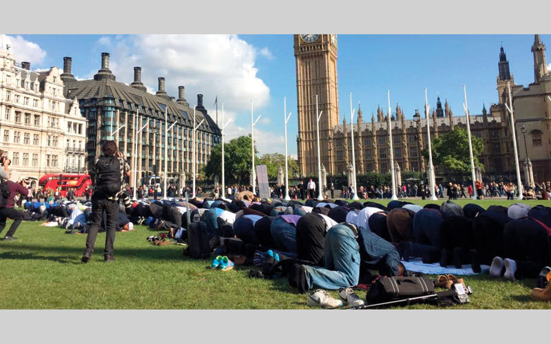 مسلمون يصلون في أحد الشوارع البريطانية. أرشيفية