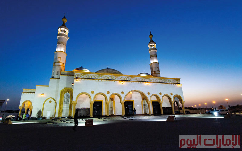 يقع جامع الصديقين ، الذي بُني على الطراز الأموي، في منطقة النوف بالشارقة.