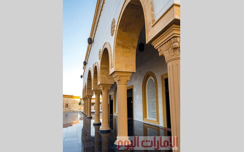 دمج تصميم الجامع من الخارج بين الأحجار الطبيعية وطبقة من النقوش الإسلامية الدقيقة
