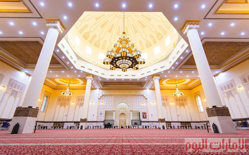 أما في الداخل فتتزيّن جدرانه بتفاصيل من الجص بديعة المنظر، كما زيّنت قواعد الأعمدة بالرخام، تتدلى من قبابها أربع ثريات وواحدة كبيرة في المنتصف، كما تم فرش السجاد الأحمر لإضفاء الفخامة للجامع.