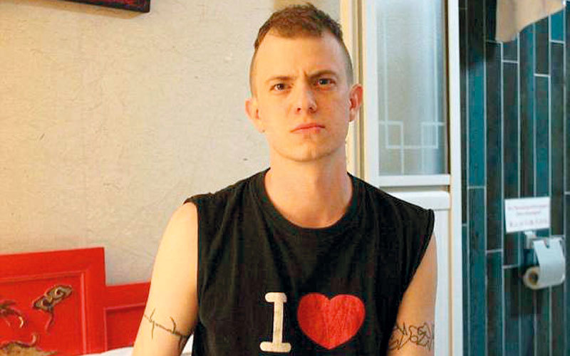 دليلان إلزاميان كانا يراقبان جيبسين في الأماكن العامة في جميع الأوقات. أرشيفية - غيتي