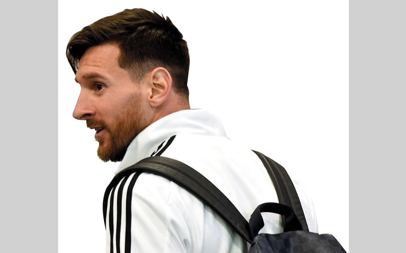 ميسي ورفاقه وصلوا إلى روسيا ببدلات رياضية على عكس بقية لاعبي المنتخبات (بدلة رسمية). أ.ف.ب