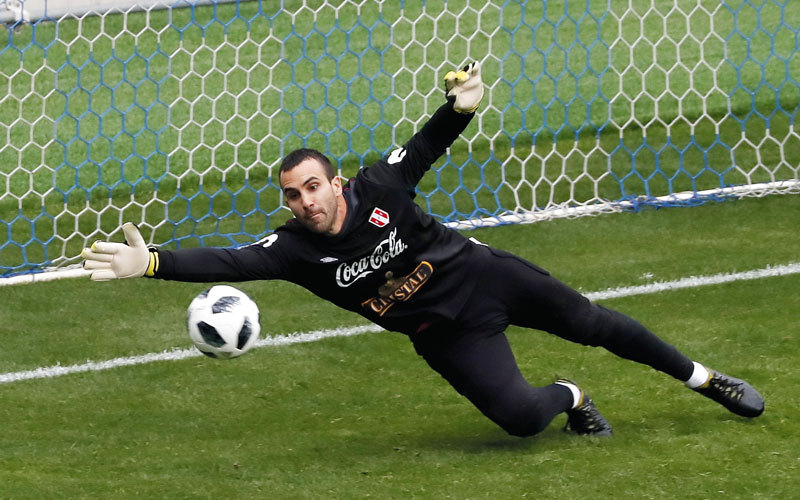 حارس بيرو خوسيه كارفالو في قمة اليقظة خلال التدريبات. إي.بي.إيه