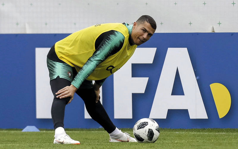 كريستيانو رونالدو يبدأ التدريبات مع المنتخب البرتغالي في روسيا.. ويأمل رفع كأس العالم. إي.بي.إيه