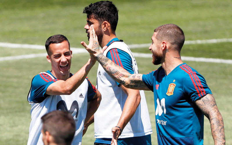 لوكاس فازكيز يحتفل مع قائد المنتخب الإسباني سيرجيو راموس خلال التدريبات. إي.بي.إيه