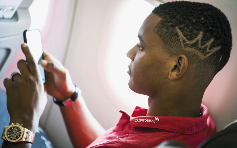 اللاعب السويسري مانويل أكانجي يستعد للظهور في المونديال بتسريحة جديدة. إي.بي.إيه