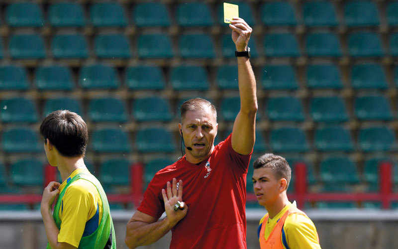 الحكم الأرجنتيني بيتانا خلال تدريبات حكام «فيفا» في مونديال روسيا.. وسيقود بيتانا مباراة الافتتاح غداً بين روسيا والسعودية.  أ.ف.ب