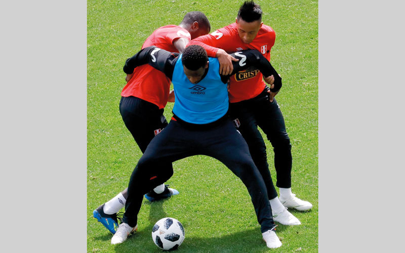 جيفرسون مع زملائه في منتخب بيرو أثناء التدريبات. رويترز