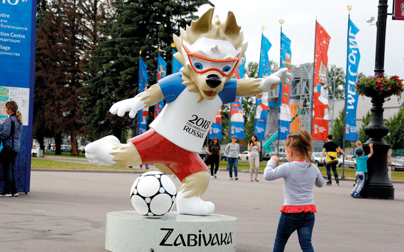 تميمة المونديال  «زابيفاكا» معروضة أمام  ملعب سان بترسبيرغ في أكبر المدن الروسية. رويترز