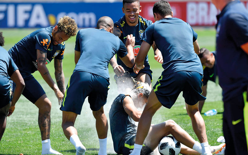 لاعبو منتخب البرازيل يحتفلون أثناء التدريبات بعيد ميلاد النجم كوتينيو من مواليد 6-12-1992. أ.ف.ب