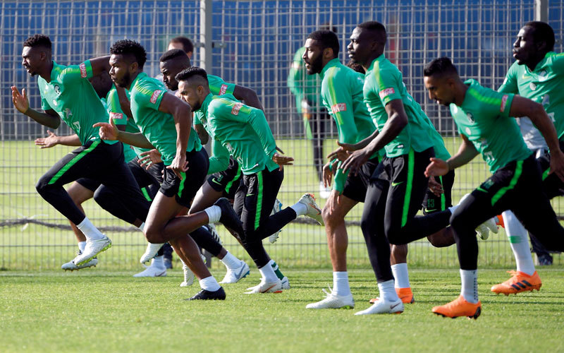 تدريبات جماعية للأخضر استعداداً للقاء الافتتاح غداً.  أ.ف.ب