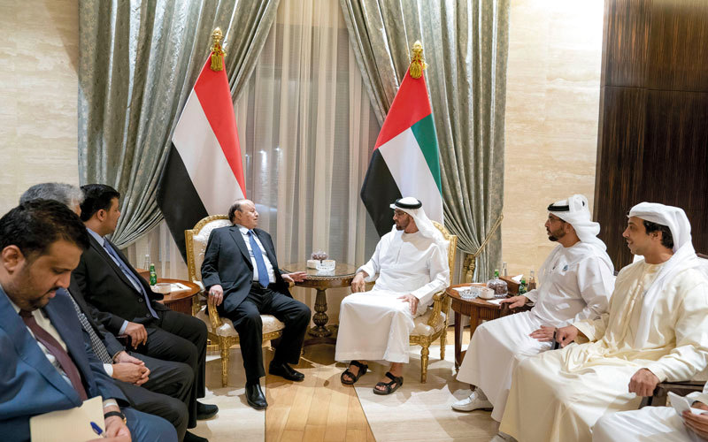 محمد بن زايد يستقبل الرئيس اليمني.  وام