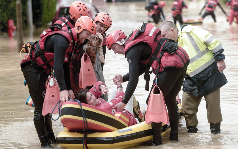 رجال الإطفاء ينقذون امرأة علقت بعد هطول أمطار غزيرة جنوب غرب فرنسا. أ.ف.ب