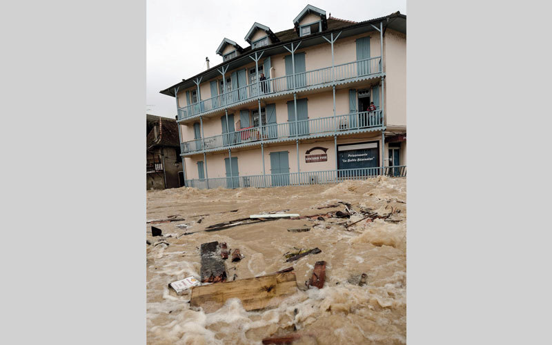 فرنسيون يتابعون  من شرفاتهم تدفق الفيضان. أ.ف.ب